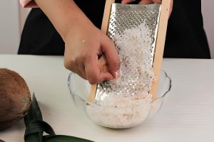 Seni Dan Efisiensi Mengupas Tuntas Teknik Memarut Kelapa Secara Tradisional Vs Mesin