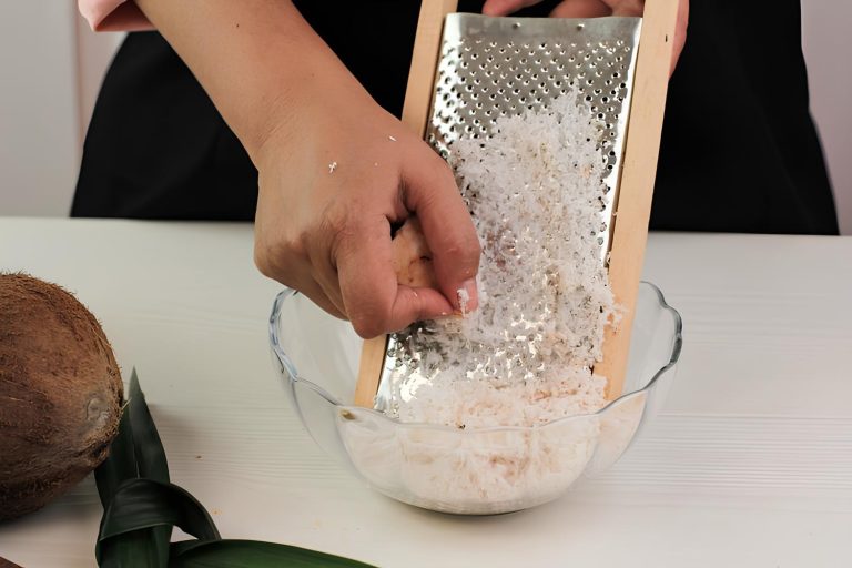 Seni Dan Efisiensi Mengupas Tuntas Teknik Memarut Kelapa Secara Tradisional Vs Mesin