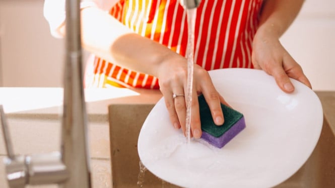 Tips Mencuci Piring Berminyak Dengan Lebih Efisien Dapur Bersih Hati Tenang