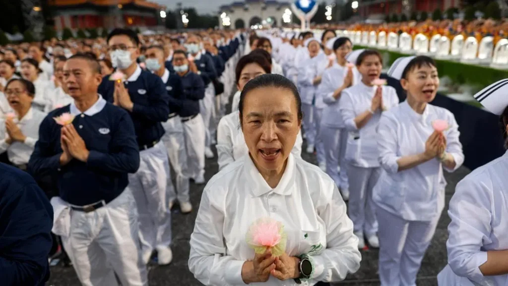 Ribuan Insan Tzu Chi Membanjiri Taipei Dalam Upacara Pemandian Buddha Yang Penuh Makna Rayakan Waisak Dan Enam Dekade Pelayanan Kemanusiaan